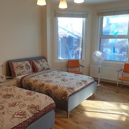 London Luxury Spacious 2 Bedroom Apartment 4 Mins From Ilford Stn. Free Parking Ngoại thất bức ảnh