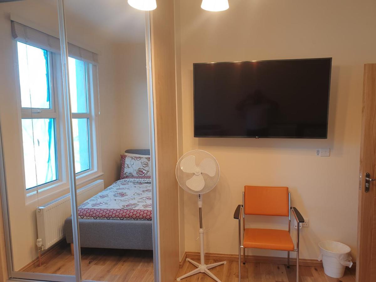 London Luxury Spacious 2 Bedroom Apartment 4 Mins From Ilford Stn. Free Parking Ngoại thất bức ảnh