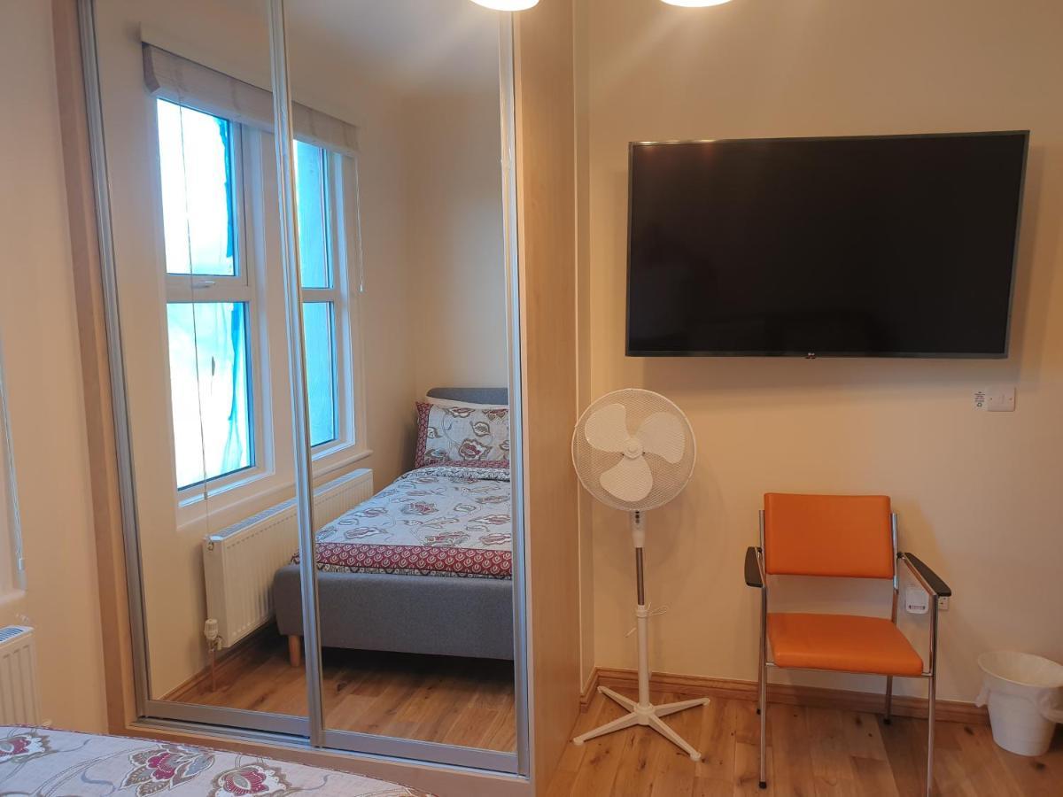 London Luxury Spacious 2 Bedroom Apartment 4 Mins From Ilford Stn. Free Parking Ngoại thất bức ảnh