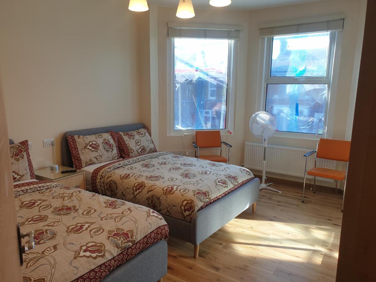London Luxury Spacious 2 Bedroom Apartment 4 Mins From Ilford Stn. Free Parking Ngoại thất bức ảnh
