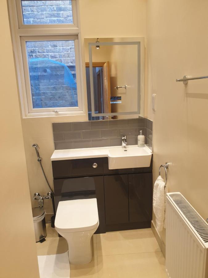 London Luxury Spacious 2 Bedroom Apartment 4 Mins From Ilford Stn. Free Parking Ngoại thất bức ảnh
